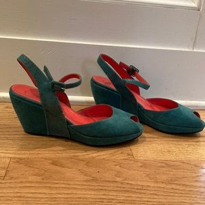 PAS DE ROUGE suede wedges